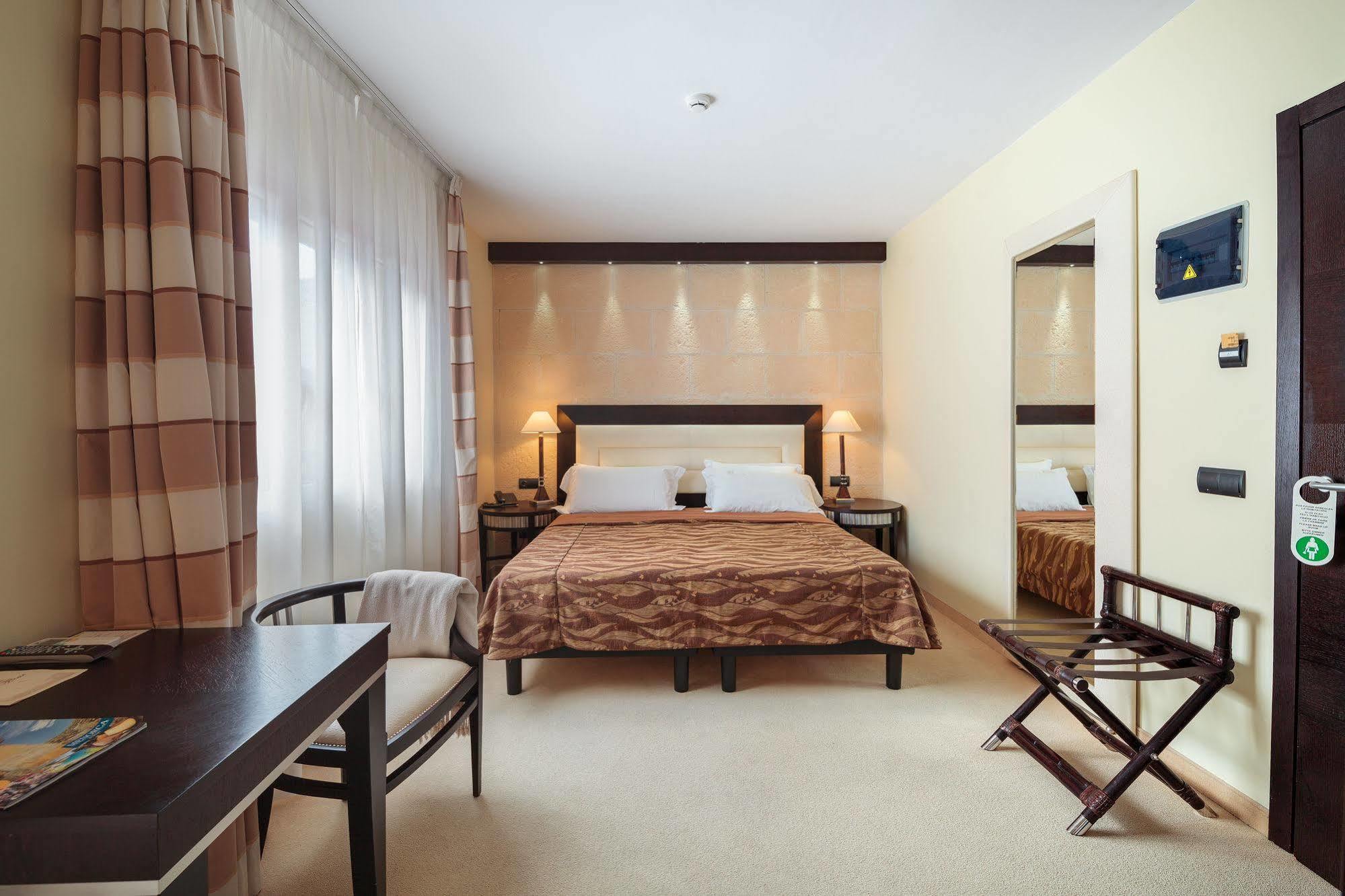 Hotel San Miguel มาโอน ภายนอก รูปภาพ